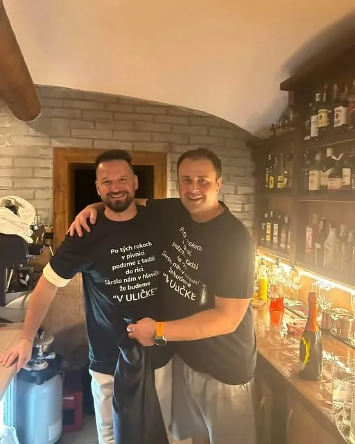 Za barom našej reštaurácie v uličke, v tričkách s nápisom V uličke